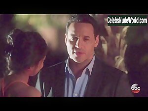 Dilshad Vadsaria Sexy, bikini scene in Notorious (2016) 12