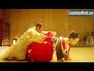 Jo Yeo-jeong butt, breasts scene in The Concubine (2012) 4