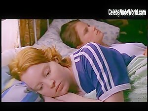 Joelle Carter Sexy scene in Swimming (2000) 3