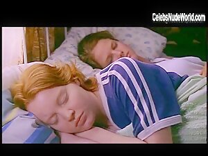 Joelle Carter Sexy scene in Swimming (2000) 5