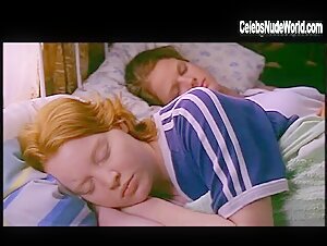 Joelle Carter Sexy scene in Swimming (2000) 6