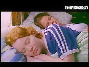 Joelle Carter Sexy scene in Swimming (2000) 7
