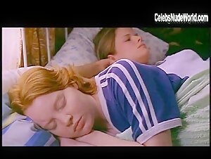 Joelle Carter Sexy scene in Swimming (2000) 8