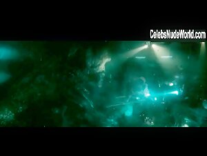 Kristen Stewart, Jessica Henwick underwear, Sexy scene in Underwater (2020) 10