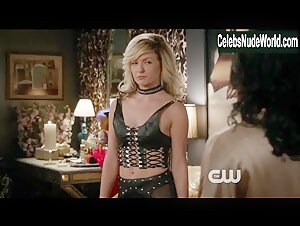 Lindsey Gort, Freema Agyeman Sexy, lesbian scene in The Carrie Diaries (2013-2014) 7