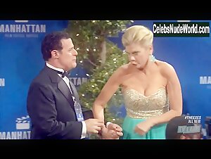Kristen Johnston Sexy scene in The Exes (2015)