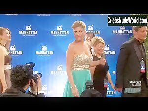 Kristen Johnston Sexy scene in The Exes (2015) 17