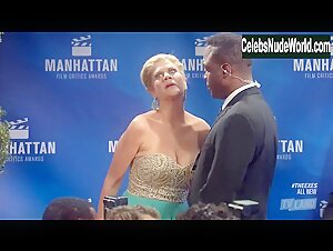 Kristen Johnston Sexy scene in The Exes (2015) 2