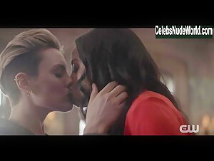 Meagan Tandy, Wallis Day Sexy, lesbian scene in Batwoman (2019-2022)