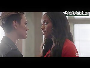 Meagan Tandy, Wallis Day Sexy, lesbian scene in Batwoman (2019-2022) 2