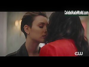 Meagan Tandy, Wallis Day Sexy, lesbian scene in Batwoman (2019-2022) 4