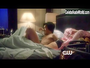 Melissa Roxburgh underwear, Sexy scene in The Tomorrow People (2014) 1