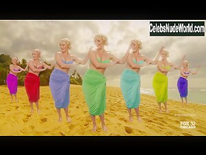 Martha Plimpton bikini, Sexy scene in Raising Hope (2014)