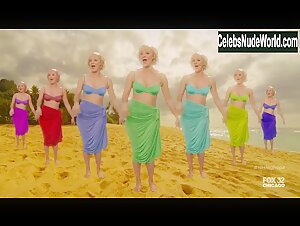 Martha Plimpton bikini, Sexy scene in Raising Hope (2014) 4