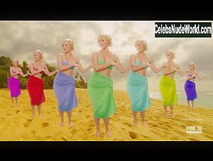 Martha Plimpton bikini, Sexy scene in Raising Hope (2014) 5