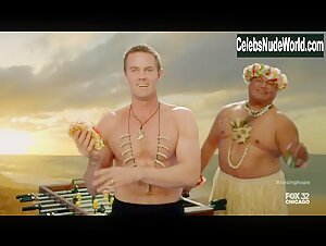 Martha Plimpton bikini, Sexy scene in Raising Hope (2014) 7