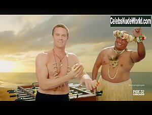Martha Plimpton bikini, Sexy scene in Raising Hope (2014) 9