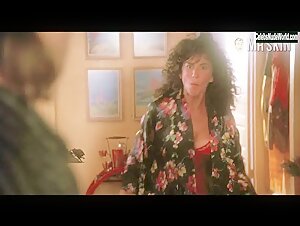 Mercedes Ruehl underwear, Sexy scene in The Fisher King (1991) 5