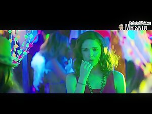 Rose Byrne, Ali Cobrin, Halston Sage bikini, lesbian scene in Neighbors (2014)