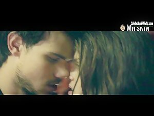 Marie Avgeropoulos underwear, Sexy scene in Tracers (2015) 5