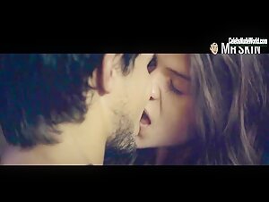Marie Avgeropoulos underwear, Sexy scene in Tracers (2015) 7