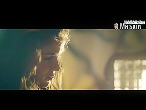 Marie Avgeropoulos Hot , Kissing scene in Tracers (2015) 15