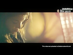 Marie Avgeropoulos Hot , Kissing scene in Tracers (2015) 6