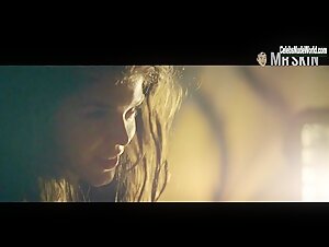 Marie Avgeropoulos Hot , Kissing scene in Tracers (2015) 7