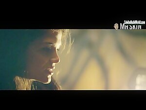 Marie Avgeropoulos Hot , Kissing scene in Tracers (2015) 8