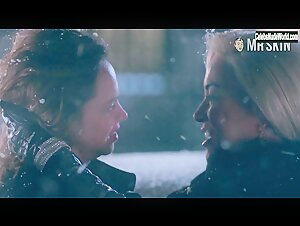 Jennifer Tilly, Fiona Dourif lesbian, Sexy scene in Cult of Chucky (2017) 17