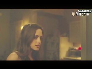 Carly Chaikin, Grace Gummer thong, Sexy scene in Mr. Robot (2015-2019)