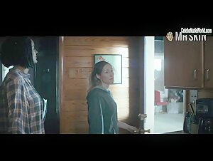 Maria Sten, Kelly Walker lesbian, Sexy scene in Swamp Thing (2019) 11