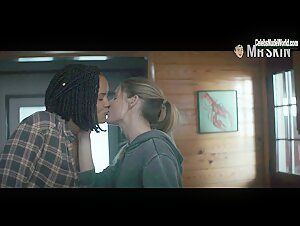 Maria Sten, Kelly Walker lesbian, Sexy scene in Swamp Thing (2019)
