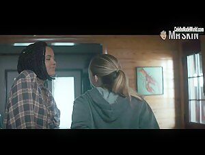 Maria Sten, Kelly Walker lesbian, Sexy scene in Swamp Thing (2019) 6