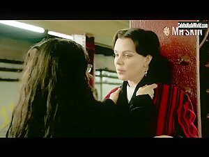 Debi Mazar, Janeane Garofalo lesbian, Sexy scene in Younger (2015-2021) 9
