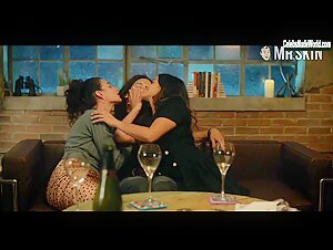 Jenny Slate, Gina Rodriguez lesbian, underwear scene in I Want You Back (2022) 5