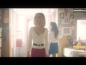 Kiernan Shipka, Madelaine Petsch, Lili Reinhart, Camila Mendes, Vanessa Morgan , Caroline Day in Riverdale 6