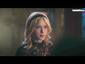 Kiernan Shipka, Madelaine Petsch, Lili Reinhart, Camila Mendes, Vanessa Morgan , Caroline Day in Riverdale 9