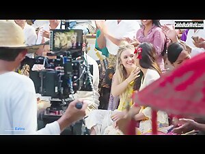 Kaitlyn Dever, Billie Lourd & Julia Roberts Outdoor , Bikini in Ticket to Paradise (2022) 10