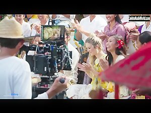 Kaitlyn Dever, Billie Lourd & Julia Roberts Outdoor , Bikini in Ticket to Paradise (2022) 11