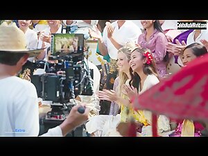 Kaitlyn Dever, Billie Lourd & Julia Roberts Outdoor , Bikini in Ticket to Paradise (2022) 12