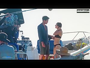 Kaitlyn Dever, Billie Lourd & Julia Roberts Outdoor , Bikini in Ticket to Paradise (2022) 14