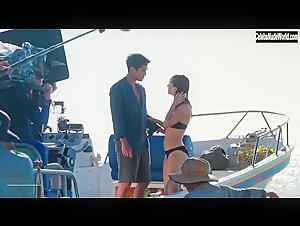 Kaitlyn Dever, Billie Lourd & Julia Roberts Outdoor , Bikini in Ticket to Paradise (2022) 16