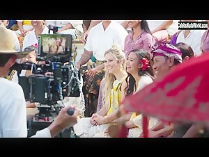 Kaitlyn Dever, Billie Lourd & Julia Roberts Outdoor , Bikini in Ticket to Paradise (2022) 6