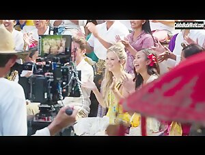 Kaitlyn Dever, Billie Lourd & Julia Roberts Outdoor , Bikini in Ticket to Paradise (2022) 7