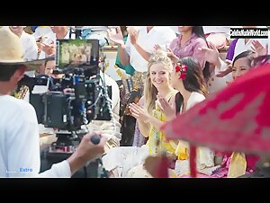 Kaitlyn Dever, Billie Lourd & Julia Roberts Outdoor , Bikini in Ticket to Paradise (2022) 8