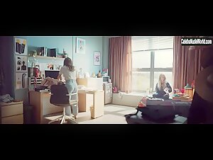 Kaitlyn Dever, Billie Lourd & Julia Roberts in Ticket to Paradise (2022) 1
