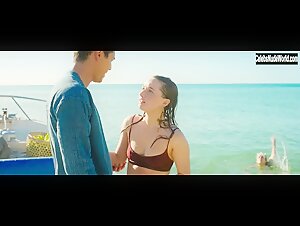 Kaitlyn Dever, Billie Lourd & Julia Roberts in Ticket to Paradise (2022)