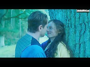 Emma Corrin in Lady Chatterley's Lover (2022) 9