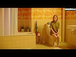 Stephanie Schneider in Suze (2019)  16